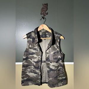 Love Tree Camouflage Vest